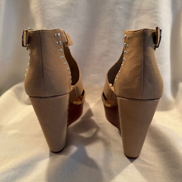 Gianni Bini City Sleek Tan Wedges Size 8.5 - New in Box - Picture 6 of 10